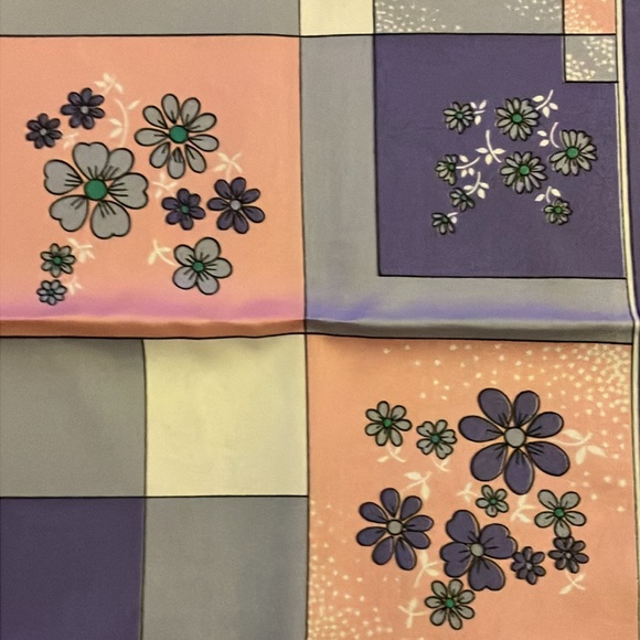 Beautiful, floral print Vintage scarf. - Picture 2 of 5